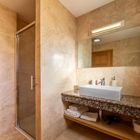 Serviced Chalet Grand Loup - Spa, Great Views 木屋